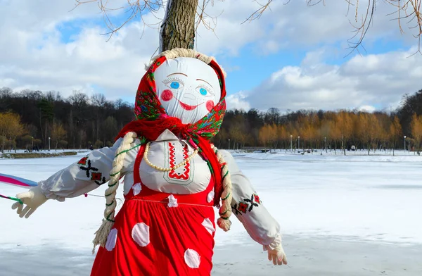 Блинная кукла в красочном платке и сарафане — стоковое фото