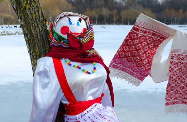 Boneca Shrovetide em lenço colorido e sarafan perto da árvore — Fotografia de Stock