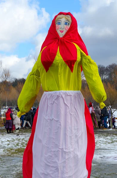 Boneca Shrovetide para queimar em vestido multicolorido brilhante — Fotografia de Stock