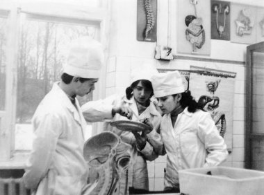 Öğrenciler, tıp Enstitüsü'nde anatomi bölümü (vintage siyah ve beyaz fotoğraf 1986)