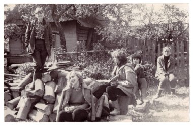 Öğrenciler toplu gruptaki diğerleri evde (vintage fotoğraf 1988 Enstitüsü)
