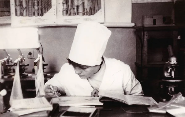 Estudante de instituto médico no Departamento de Biologia (foto do vintage 1986 ) — Fotografia de Stock