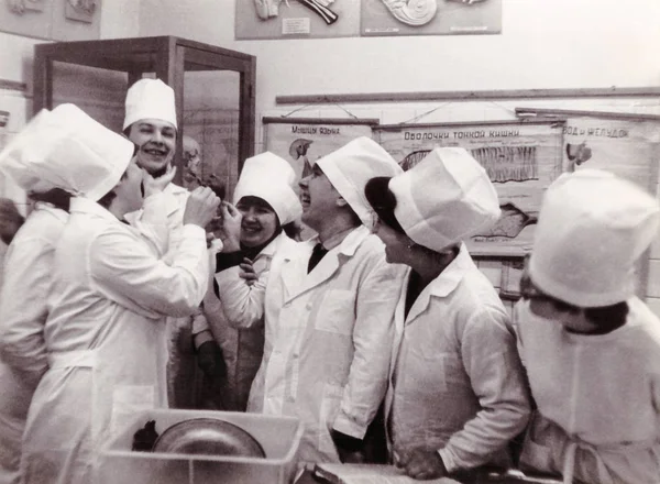 Студенты первого курса Витебского медицинского института на кафедре анатомии (винтажное черно-белое фото 1986 г. ) — стоковое фото