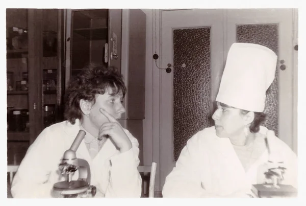 Студенты Витебского медицинского института на кафедре гистологии (винтажное черно-белое фото 1987 г. ) — стоковое фото