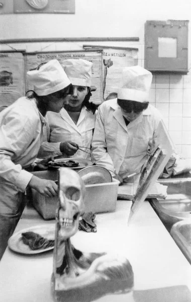 Студенты медицинского института на кафедре анатомии (винтажное черно-белое фото 1986 г. ) — стоковое фото