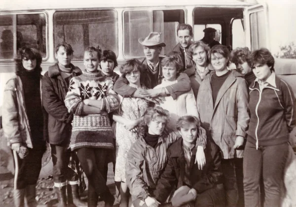 Студенты Витебского медицинского института в колхозе (винтажное черно-белое фото 1988 г. ) — стоковое фото