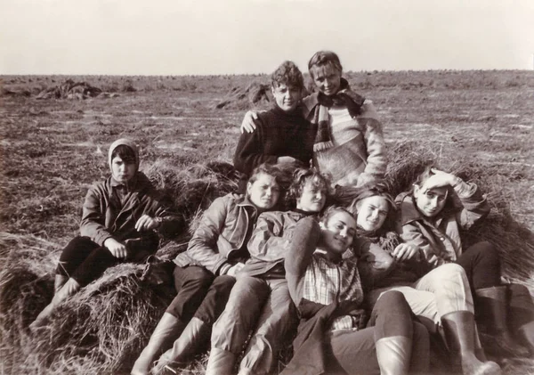 Студенти інституту на збиранні льону (vintage фото 1988) — стокове фото