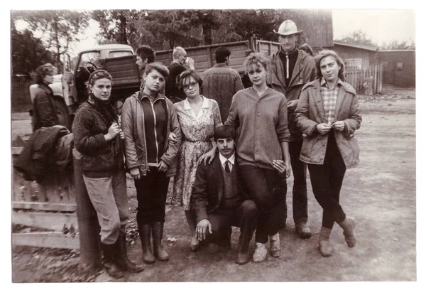 Estudantes de instituto no trabalho em fazenda coletiva (vintage 1988 ) — Fotografia de Stock