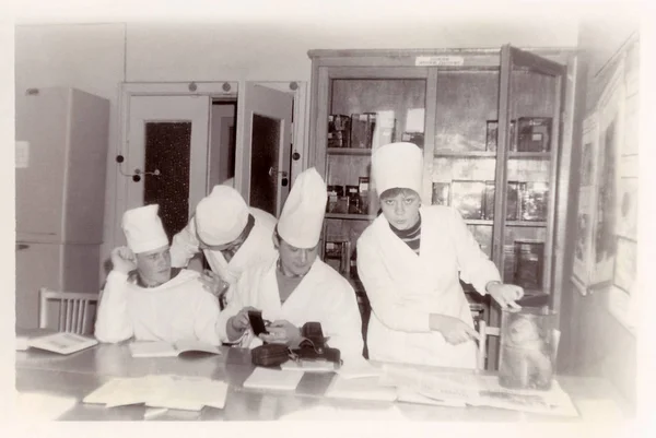 Studenci z Witebska Instytut Medyczny w departamencie histologii (zdjęcie rocznika 1987) — Zdjęcie stockowe