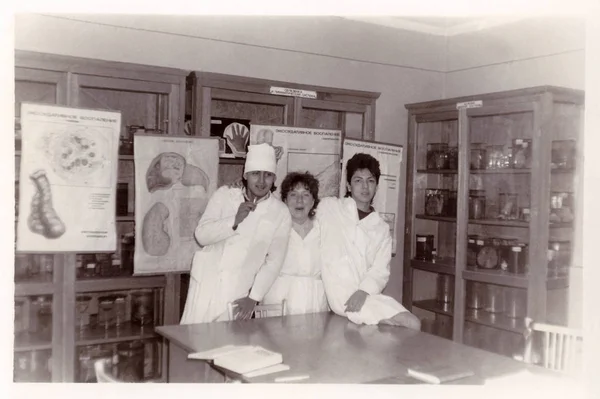 Студенти з Вітебську медичного інституту в кафедри гістології (ретро чорно-біле фото 1987) — стокове фото