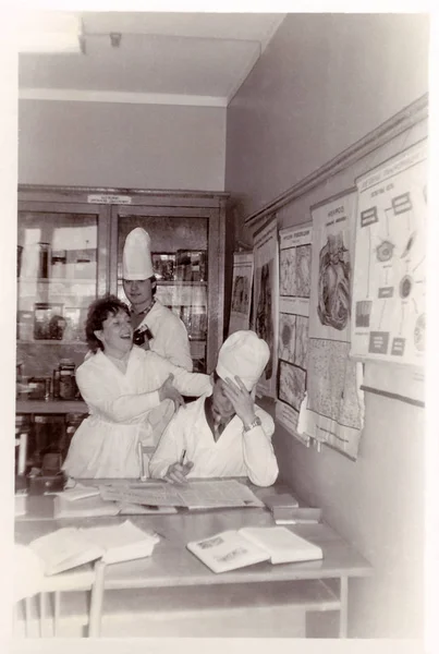 Estudantes do Instituto Médico Vitebsk no Departamento de Histologia (foto do vintage 1987 ) — Fotografia de Stock