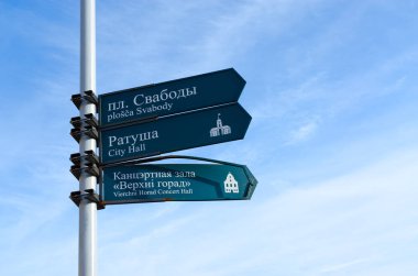 Şehir işareti kare ve konumlar mavi gökyüzü, Minsk, Beyaz Rusya karşı adları ile