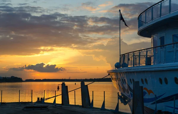 Kreuzfahrtschiff alexandre benois am Liegeplatz am Fluss bei Sonnenuntergang, rybinsk, russland — Stockfoto