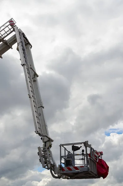 Brandbekämpfung automatische Kurbelwelle-Teleskophebebühne Scania bronto skylift f 51 rlx — Stockfoto