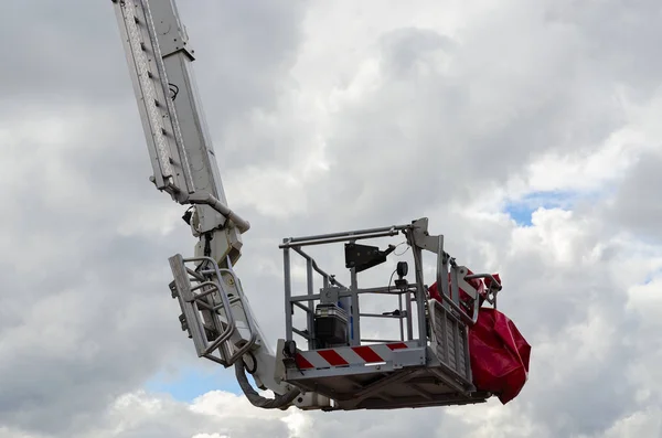 Feuerwehr automatische Kurbelwelle-Teleskophebebühne Scania bronto skylift f 51 rlx auf Ausrüstung der Gomel Retter — Stockfoto