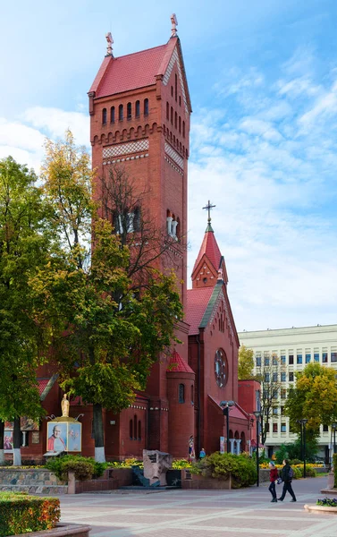 Igreja Católica de São Simeão e Santa Helena (Igreja Católica Vermelha), Minsk, Bielorrússia — Fotografia de Stock