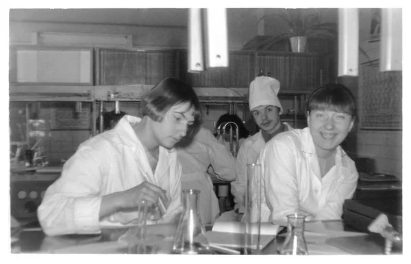 Estudantes do Instituto Médico Vitebsk no departamento de química inorgânica (foto do vintage 1986), Bielorrússia — Fotografia de Stock