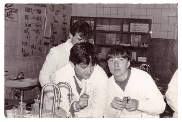 Estudantes do Instituto Médico Vitebsk no departamento de química inorgânica (foto do vintage 1986), Bielorrússia — Fotografia de Stock