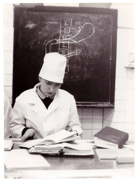 Student z Witebska Instytut Medyczny w lekcji o wydziale anatomii (vintage photo 1986), Białoruś — Zdjęcie stockowe