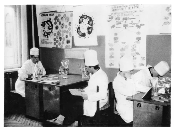 Estudantes do Instituto Médico Vitebsk em aulas no Departamento de Histologia (foto do vintage 1987), Bielorrússia — Fotografia de Stock
