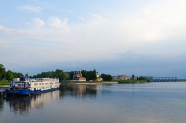 Üç katlı cruise gemi Prenses Annabella Uglich, Rusya'nın nehir iskele üzerinde