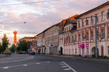 Stoyalaya Sokak Manzaralı Yangın Kulesi günbatımı ışık, Rybinsk, Rusya Federasyonu