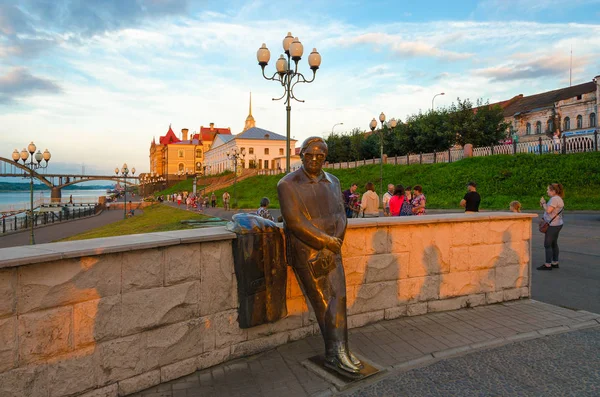 Denkmal für Lew Oschanin am Kai Rybinsk bei Sonnenuntergang — Stockfoto