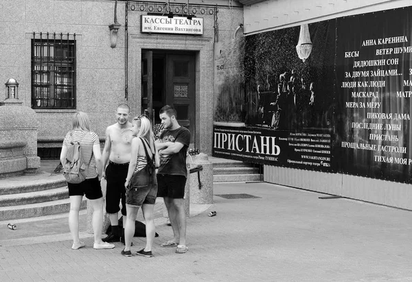 Grupo de jovens perto da bilheteria do Teatro Acadêmico Estadual nomeado após Evgeny Vakhtangov no famoso Old Arbat, Moscou — Fotografia de Stock