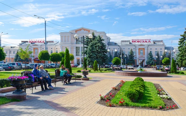 Bâtiment de la gare et place Privokzalnaya, Gomel, Biélorussie — Photo