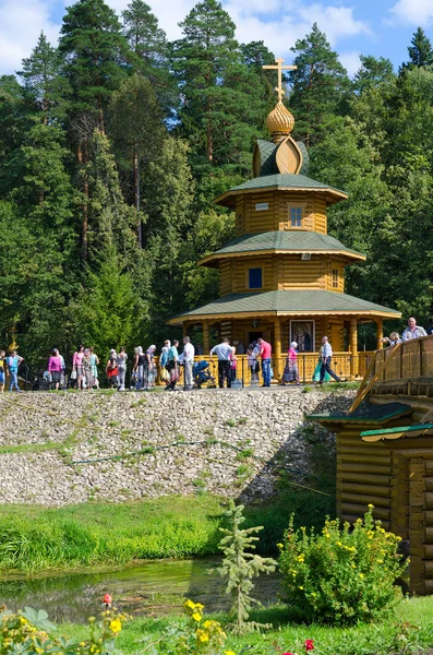 Capilla en la santa primavera en nombre del monje Serafín de Sarov, Rusia — Foto de Stock