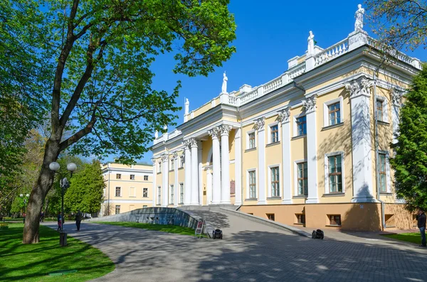 Palacio de Rumyantsevs-Paskevichs en el parque de primavera, Gomel, Bielorrusia — Foto de Stock
