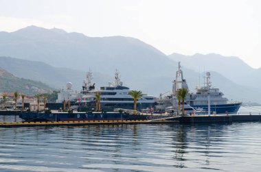 Tivat Bay gemilerde arka plan Dağları, Karadağ