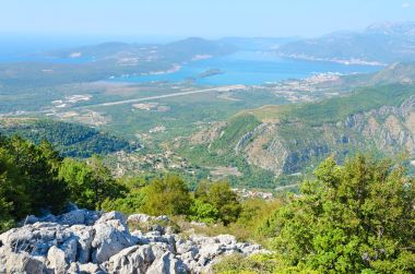 Yukarıdan Tivat Körfez ve şehir Tivat, Karadağ görüntüleme