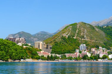 Denizden Budva sahil ve tatil kasabası Becici, Karadağ için göster