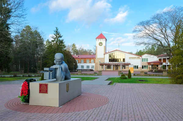 Monument till döda soldater-gunners framför restaurangen Bialowieza Forest, Brest regionen, Vitryssland — Stockfoto