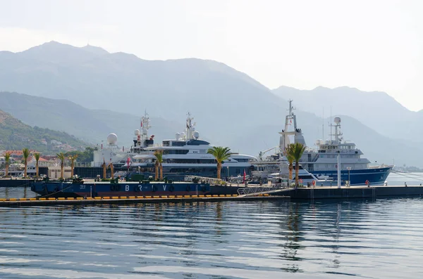 Statki w zatokę Tivat na tle gór, Czarnogóra — Zdjęcie stockowe