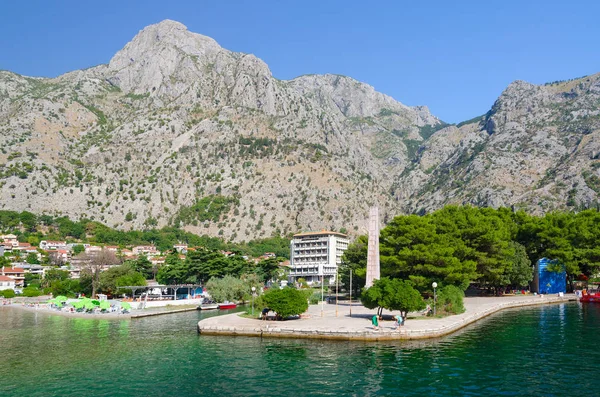 Obelisken i frihet i Freedom Park på vattnet i Kotor, Montenegro — Stockfoto