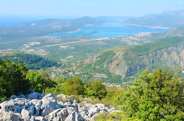 Vista desde arriba en el golfo de Tivat y la ciudad de Tivat, Montenegro — Foto de Stock