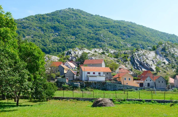 Byn av Negushi i högländerna, Montenegro — Stockfoto