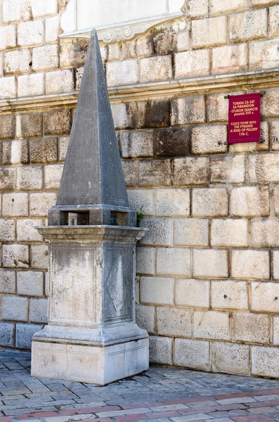 Pilar vergonzoso cerca de la Torre del Reloj, Ciudad Vieja, Kotor, Montenegro —  Fotos de Stock