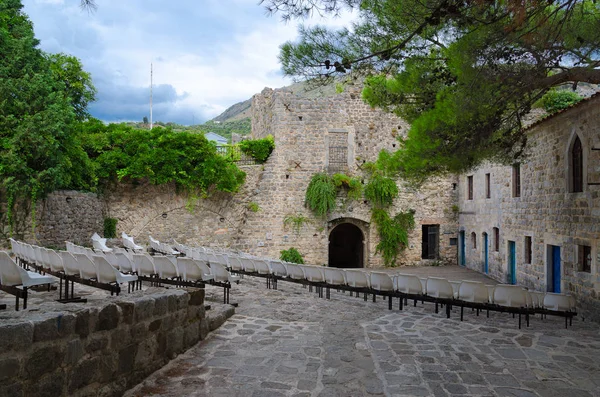 Anfiteatro all'aperto nel cortile vicino alle porte della città, Old Bar, Montenegro — Foto Stock