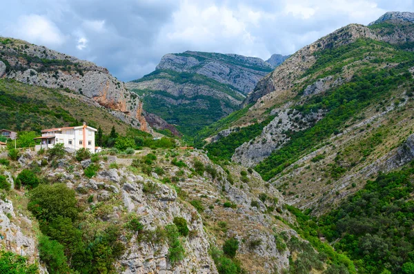 Montañas en las inmediaciones de la ciudad Bar, Montenegro —  Fotos de Stock