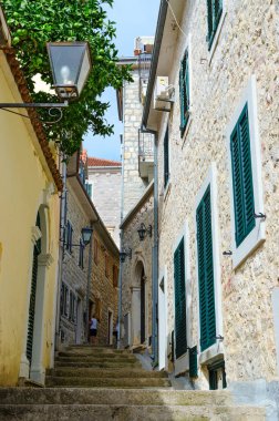 Turistler Herceg Novi, Karadağ için dar sokakta fotoğraflandı