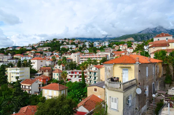 Güzel görünüm popüler tatil şehir Herceg Novi Forte Mare, Karadağ duvardan — Stok fotoğraf