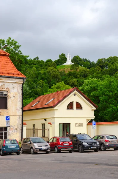 ヴィリニュス旧市街の 3 つの十字架の丘のストリート — ストック写真