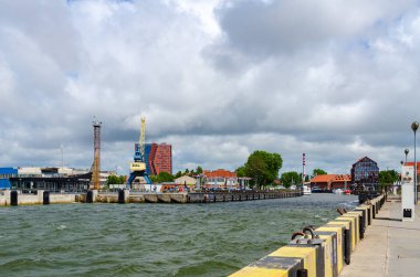 Klaipeda Limanı ve dolgu. Arka plan - otel 