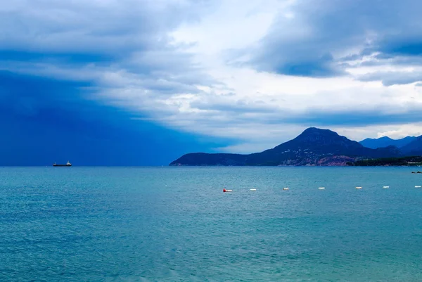 Línea costera en las inmediaciones de Bar en tiempo tormentoso en septiembre, Montenegro —  Fotos de Stock