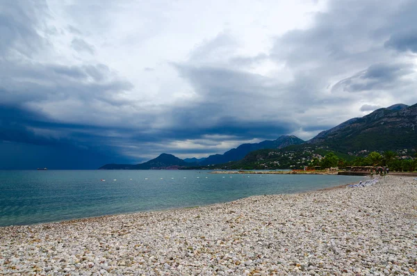Línea costera de la ciudad de Bar en el clima tormentoso en septiembre, Montenegro —  Fotos de Stock