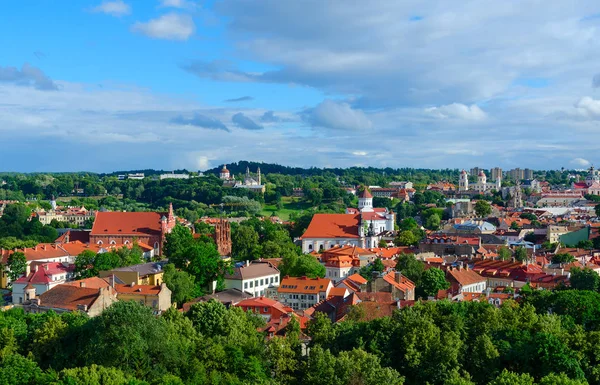 Летний панорамный вид на Старый город с горы Гедиминас, Вильнюс, Литва — стоковое фото