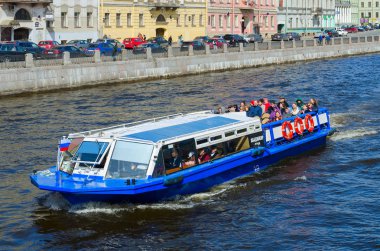 Gezi teknesi gider Fontanka Nehri boyunca, St. Petersburg, Rusya Federasyonu